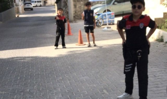 İzmir'de renkli görüntüler: Çevirme yapan miniklere polisten sürpriz