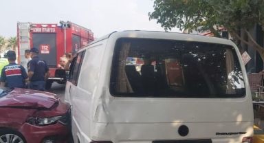 İzmir’de servis minibüsü ile otomobil çarpıştı: 7 yaralı