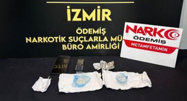 İzmir'de uyuşturucu satıcısı aracında yakalandı