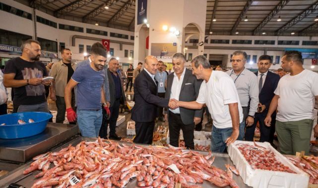 İzmirli balıkçılar sezonu açtı, siftahı Başkan Soyer yaptı