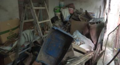 Kamyon kamyon çöp çıktı... Evini temizlettirmek istemeyen kadın arka arkaya beddua yağdırdı!