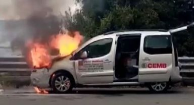 Seyir halindeki hafif ticari araç alev aldı