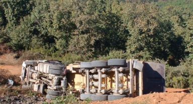 Tuzla’da hafriyat kamyonu devrildi: 1 ölü