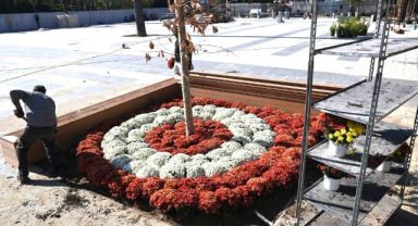 100. Yıl Uğur Mumcu Parkı kasımpatlarıyla renklendi