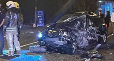 2 araç kafa kafaya çarpıştı, 5 kişi yaralandı