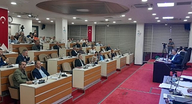 Bayraklı Meclisinde 'bütçe' ve 'performans' gerilimi!