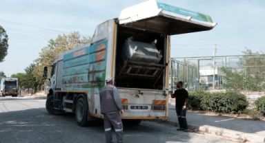 Bergama Belediyesi çöp konteynerlerini temizliyor