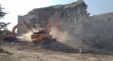 Depremde ağır hasar alan Erzin Devlet Hastanesi’nin yıkımı başladı