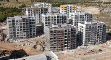 Enkaz kentte afet konutları yükseliyor, ilk konutlar yıl sonunda teslim edilecek