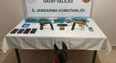 Hatay’da bir araçta yapılan aramada 2 tabanca ve 1 kilo 250 gram esrar ele geçirildi