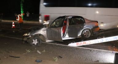 İzmir'de işçi servisleri ile otomobilin karıştığı kaza kamerada: 6 yaralı