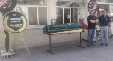İzmir'de öldürülen öğretim görevlisi son yolculuğuna uğurlandı