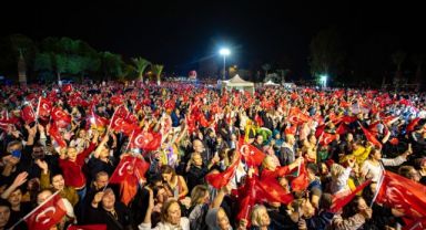 Karşıyaka’da Volkan Konak ile Cumhuriyet şöleni