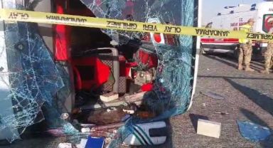 Otomobille çarpışan otobüs devrildi: 1 ölü, 14 yaralı