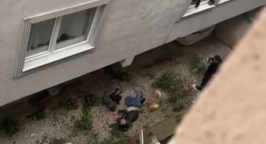 Aldatıldığı gerekçesiyle eşi bıçakla üzerine yürüdü, kendisini 2.kattan aşağıda buldu