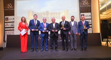 Başkan Batur'a Kent ve Başkan Ödülü