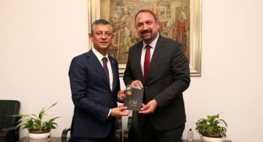 Başkan Gümrükçü'den Özel'e düğün davetiyesi!