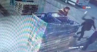 Başkentte market çalışanına satırlı saldırı kamerada
