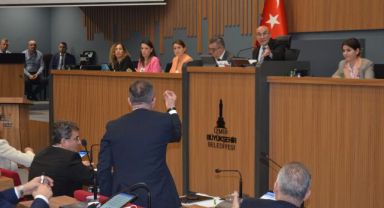 Bütçe görüşmelerinde gerginlik! Sesler yükseldi, sıralara vuruldu!