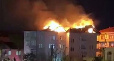 Çatı alevlere teslim oldu!