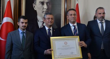CHP Genel Başkanı Özel mazbatasını aldı