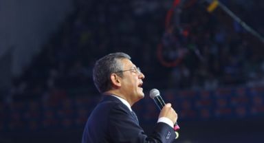 CHP Genel Başkanı Özel: Salondan 130 milletvekilimizle el ele omuz omuza çıkıyorum