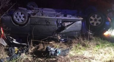 Dur ihtarına uymayan araç devrildi: 17 kaçak göçmen çıktı