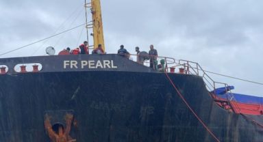 Fırtına nedeniyle karaya oturan kuru yük gemisindeki personeli tahliye etmek için çalışma başlatıldı