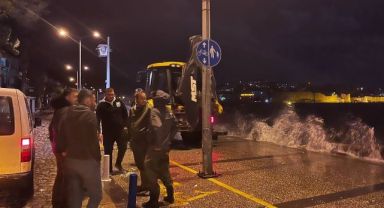 Foça'da fırtına iskeleyi yıktı