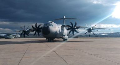 Gazzeli 61 hasta ve 49 refakatçiyi taşıyan uçak Türkiye’ye ulaştı