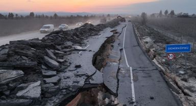 Hatay’da 4 metre kırılmaların olduğu yolda, depremin 3. gününde başlayan çalışmalar aralıksız devam ediyor