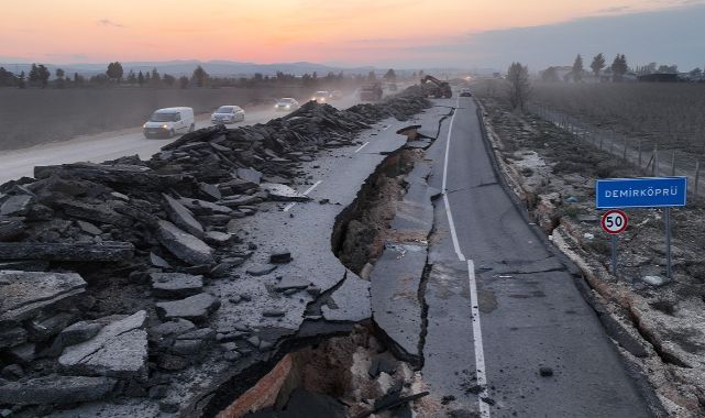 Hatay’da 4 metre kırılmaların olduğu yolda, depremin 3. gününde başlayan çalışmalar aralıksız devam ediyor