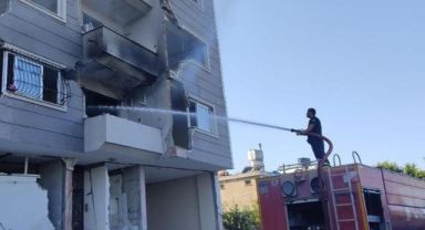 Hatay’da ağır hasarlı binada yangın çıktı