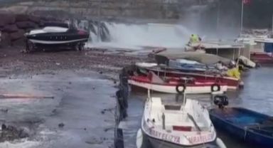 İzmir’de dalgalar yükseldi 4 kişi denize düştü