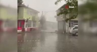 İzmir’de şiddetli fırtına çatıyı böyle uçurdu