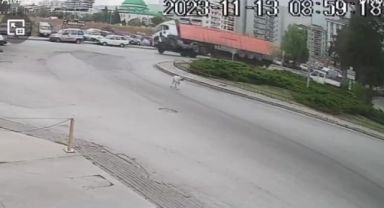İzmir’de virajı alamayan tır devrildi