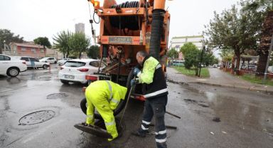 İzmir'de yağmur alarmı: Büyükşehir Belediyesi bin 500 personel ile sahada