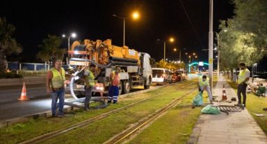 İzmir genelinde kanal ve ızgaralardaki temizlik çalışmaları devam ediyor