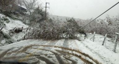 Kar yolu kapattı, araçlar kepçe yardımıyla kurtarıldı