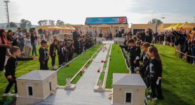 Kınıklı çocuklar Çocuk Köyü’ndeki Anıtkabir Miniatürk’te
