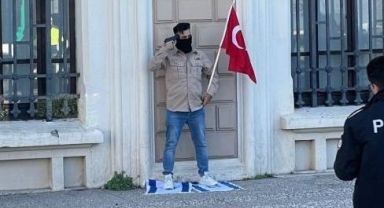 Konak'ta tehlikeli protesto... Başına silah dayadı!