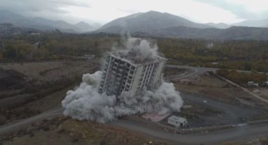 Malatya’da 16 katlı ağır hasarlı bina patlayıcıyla yıkıldı