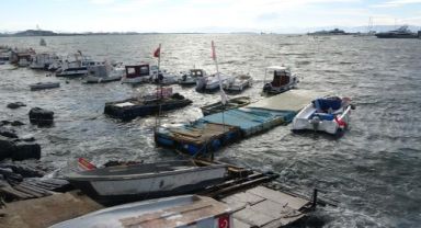Pendik’te şiddetli rüzgar nedeniyle 4 balıkçı teknesi battı