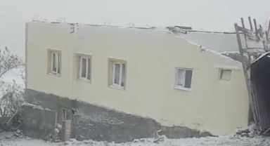 Şiddetli rüzgar caminin çatısını uçurdu