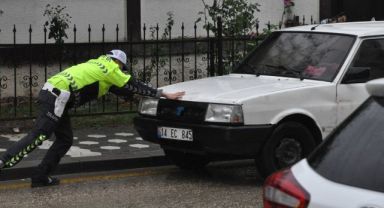Trafik polisinden gönüllere dokunan hareket