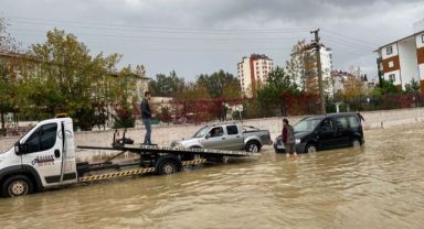 Antalya’da yağış hayatı olumsuz etkiledi: Araçlar yolda kaldı, evleri su bastı