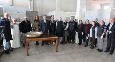 Bergama Belediyesi’nden ihtiyaç sahiplerine yemek ve gıda kolisi desteği