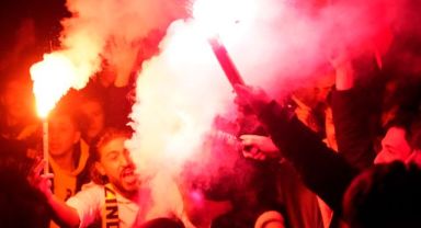 Galatasaraylı ve Fenerbahçeli taraftarlar, İstanbul Havalimanı’na akın etti