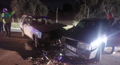İzmir'de iki araç kafa kafaya çarpıştı: 3 yaralı