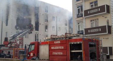 Kars’ta 5 katlı binada doğal gaz patlaması: 1’i ağır 3 yaralı